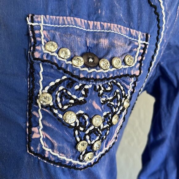 Roar Ari ll Blue With Pink Hues Distressed Embroidered Embellished Shirt Rodeo - Picture 8 of 13